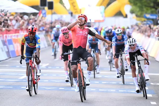 Giro d'Italia: Jhonatan Narváez klopt Tadej Pogacar en wint 1e etappe; Romain Bardet en Thymen Arensman verliezen minuten op chaotische dag