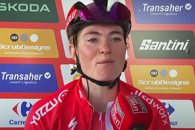 "Ik wil het tot het einde volhouden" - Demi Vollering opgelucht in rode trui na eerste overwinning van het seizoen in La Vuelta Femenina