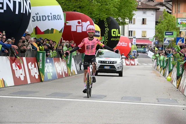 Simon Carr de derde renner die Giro d'Italia voortijdig moet verlaten