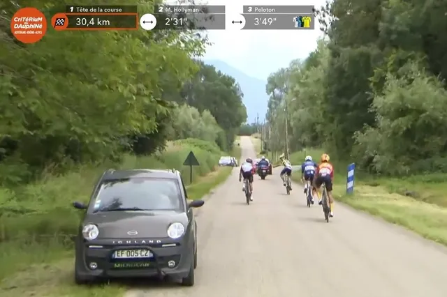 VIDEO: Kopgroep neemt verkeerde afslag in Critérium du Dauphiné en verliest een minuut op het peloton