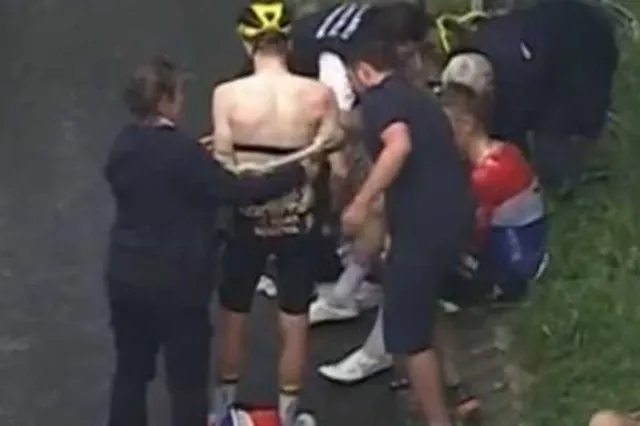 Dylan van Baarle en Steven Kruijswijk per ambulance afgevoerd na massale valpartij in het Critérium du Dauphiné