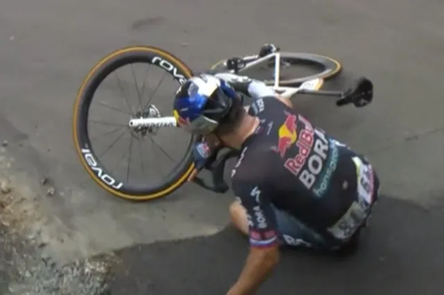 VIDEO: Primoz Roglic valt in Tour de France maar krijgt dezelfde tijd als Evenepoel; Pogacar geeft commentaar op hem aan Evenepoel