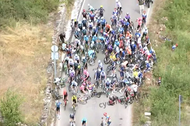 VIDEO: Nairo Quintana, Tao Geoghegan Hart, Damiano Caruso en meer betrokken bij massale valpartij in de Ronde van Burgos 2024