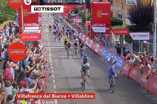 Verrassing in in etappe 14 Vuelta a Espana! Kaden Groves verslaat Wout van Aert na onverwachte sprintfinish