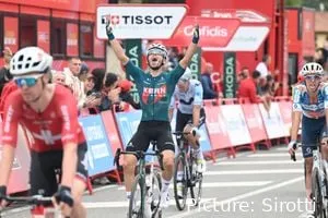 Jury & boetes Vuelta a Espana 2024 - Update na etappe 18: Derde plaats Pau Miquel gedeclasseerd in eindsprint