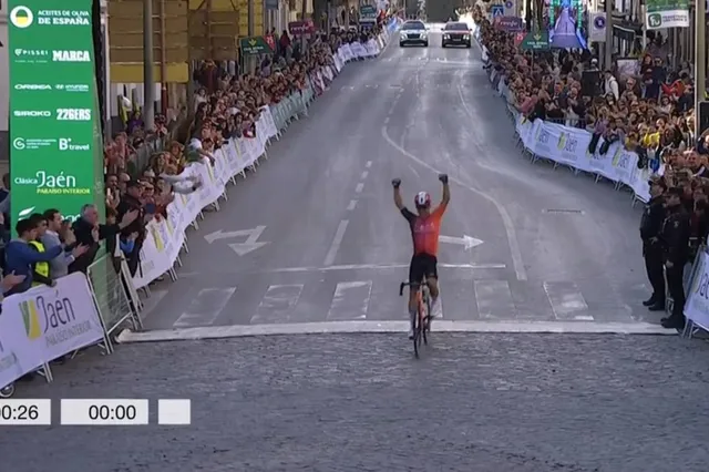 Michal Kwiatkowski schittert en boekt solozege op gravelwegen van Clásica Jaén Paraiso Interior