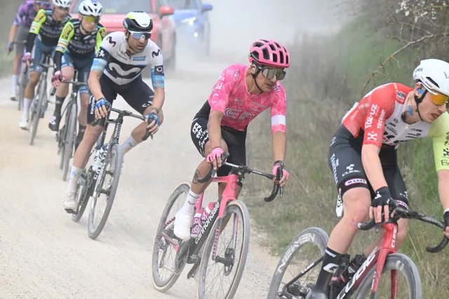 Richard Carapaz mist kans op Strade Bianche-zege door slecht getimede lekke band: "Ik had het geluk niet aan mijn zijde"