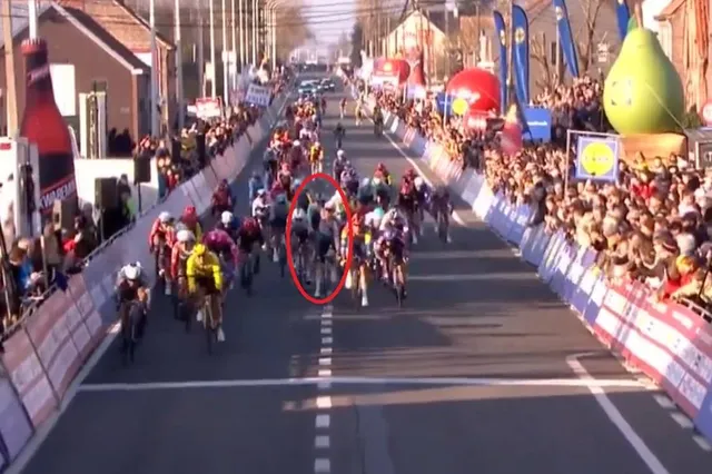 Kaden Groves ontvangt gele kaart omdat hij te vroeg juicht voor overwinning van Jasper Philipsen in Kuurne-Brussel-Kuurne