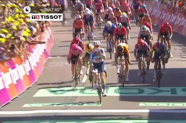 Drama for Wiebes in first Tour de France Femmes stage, Kool gets the flowers in Kijkduin