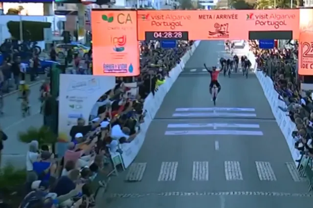 "Laughable," concludes Wout van Aert amid the chaos: "This just should not happen!"