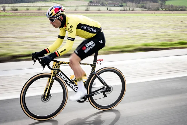 Training maniac Van Aert strikes again: "Recklessly taking unnecessary risks on the Playa de Palma bike path. Love it!"
