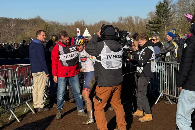 Father Bäckstedt celebrates with daughter Zoë after Cyclo-cross World Championship victory, but it wasn’t easy: "Panicked briefly"