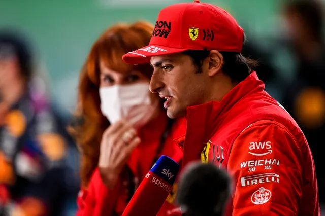 Sainz opgenomen in ziekenhuis en wacht operatie, coureur niet van start in Grand Prix Saoedi-Arabië