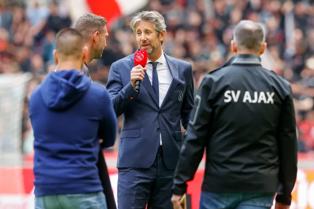 Ajax-fans fluiten Van der Sar massaal uit bij speech op het veld