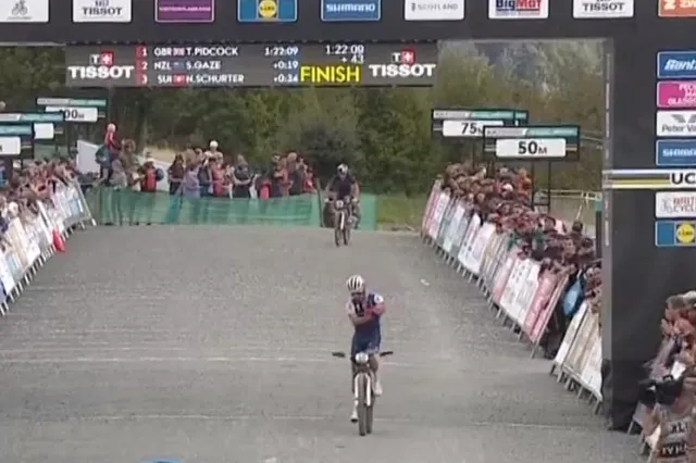 [Video] Fransman woedend over de finish na regelwijziging voor Van der Poel: ’Walgelijk’