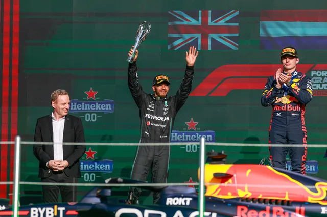 Hamilton zag Verstappen niet in de buurt komen: 'Hij reed met twee vingers in zijn neus een 21,9.'