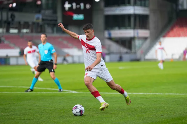 Steijn krijgt er snel extra optie bij: Turkse verdediger kan eindelijk debuut maken voor Ajax