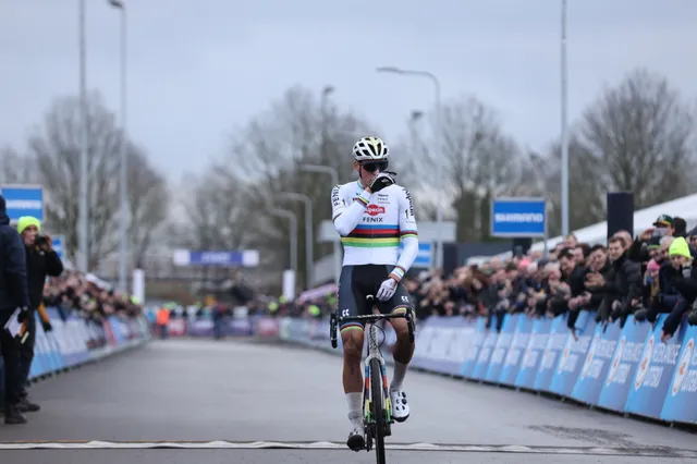 Van der Poel is ouderwets oppermachtig: 'Alleen onoplettend toen ik tegen de grond ging'