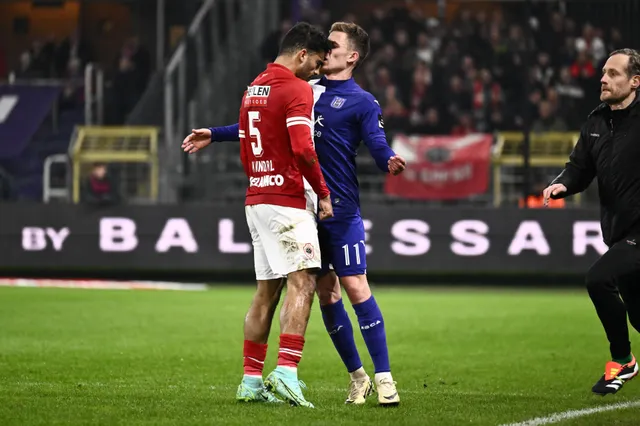 Van Bommel neemt Wijndal in bescherming na kopstoot op Hazard: 'Zelf dommere rode kaarten gepakt'