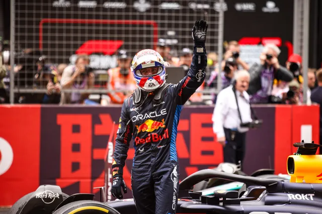Oppermachtige Verstappen wint sprintrace in China
