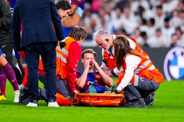 Frenkie de Jong met ogenschijnlijk zeer zware blessure van veld gedragen tijdens El Clásico