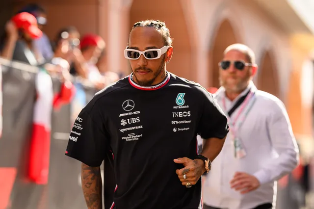Hamilton sneert richting eigen team: 'Zal de rest van het seizoen achter hem eindigen'