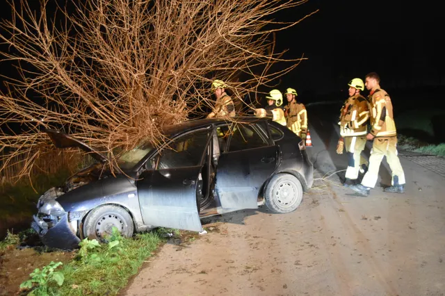 Auto botst tegen knotwilg op Koestraat in Velddriel