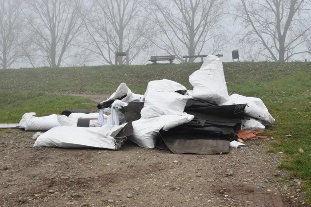 Grootste dump tot nu toe: enorme hoeveelheid dakdekkersmateriaal gevonden bij veerstoep Alem