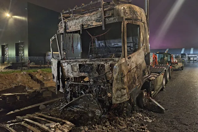 Vrachtwagen brandt volledig uit op industrieterrein in Brakel