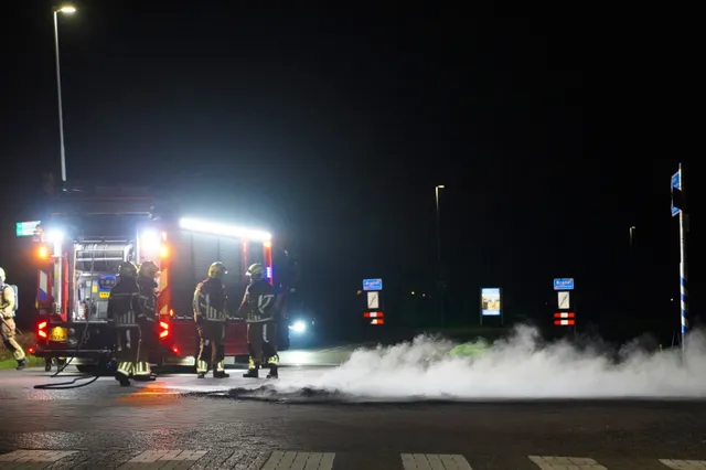Brandende stapel autobanden zorgt voor nachtelijke inzet brandweer in Brakel