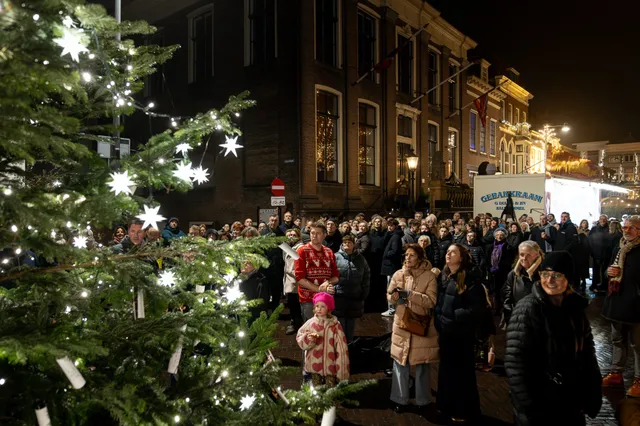 Kerstavond bij de wensboom op de Markt in Zaltbommel, opbrengst voor Hospice