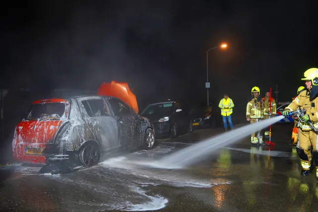 Auto brandt volledig uit na vermoedelijke brandstofdiefstal in Gameren