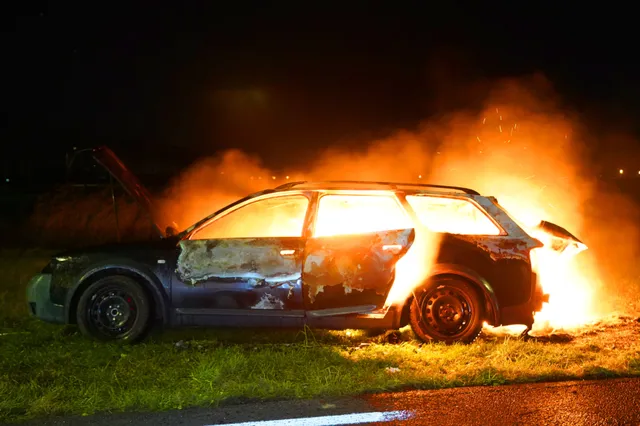 Sloopauto in brand gestoken langs N322 bij Brakel