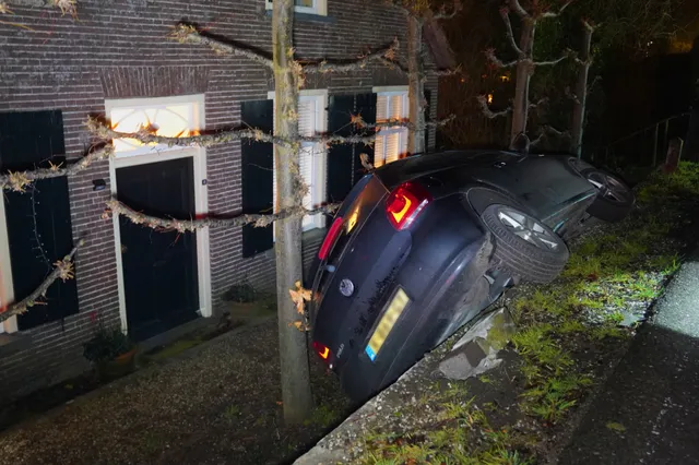 Dronken automobilist belandt met auto van Waaldijk in Zuilichem