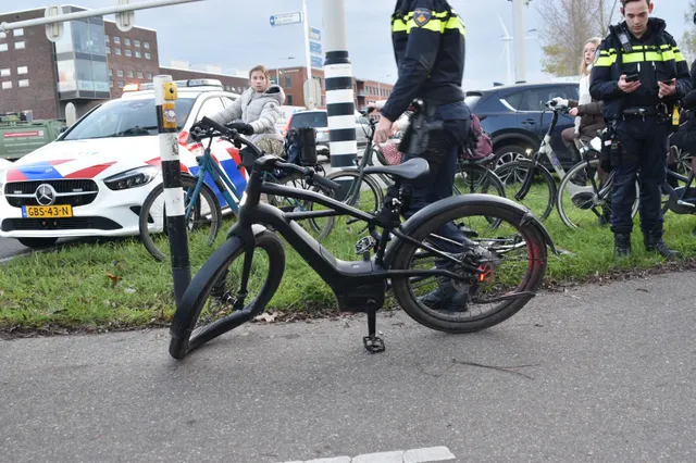 Wielrenner aangereden op de Steenweg bij Zaltbommel, schoolier komt met kapotte fiets weg