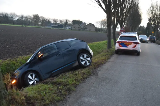 Auto belandt in sloot aan Peperstraat in Bruchem