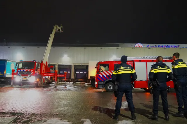 Deel dak transportbedrijf ingezakt door sneeuwval in Zaltbommel