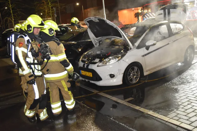 Twee auto’s in brand tijdens carnavalsfeest in Zaltbommel