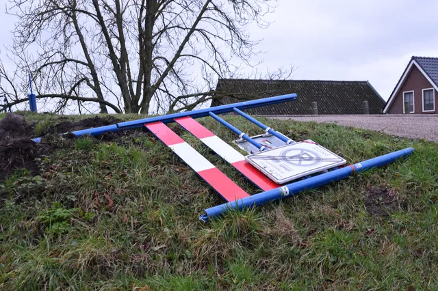 Plaatsnaamborden Nederhemert met grof geweld vernield