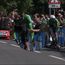 VÍDEO: ¡No aprenden! Una señaora casi tira a Filippo Ganna en la primera curva de la crono del Giro