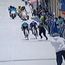 VÍDEO: ¡Escándalo en la Vuelta Bantrab! Una espectadora se lanza y embiste a un corredor que esprintaba hacia la meta
