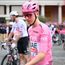 Tadej Pogacar bromea sobre su polémico culotte morado ilegal en el Giro de Italia: "¡Mi asiento del bus es un caos!"