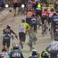 VÍDEO: ¡Sangría en el gravel del Tour de Francia con los ciclistas obligados a correr bajados de la bici!