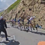 VÍDEO: ¡Un espectador tira a otro por un terraplén en plena subida al Galibier en el Tour de Francia y las redes arden a su favor!