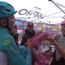 VÍDEO: Tadej Pogacar oferece a Giulio Pellizzari a Camisola Rosa com que ganhou a 16ª etapa como gesto de reconhecimento