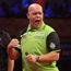 Michael van Gerwen houdt Gian van Veen na beslissende leg van eerste Euro Tour-titel af