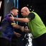 Michael van Gerwen verliest met 112 gemiddeld van wervelwind Luke Littler