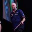 Van Barneveld wint na comeback van landgenoot; elf Nederlanders en vier Belgen naar tweede ronde in Wigan