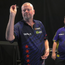 Raymond van Barneveld boekt sensationele overwinning op Luke Littler