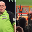 VIDEO: Michael van Gerwen lookalike steward omarmt hilarisch gezang van luidruchtige voetbalfans